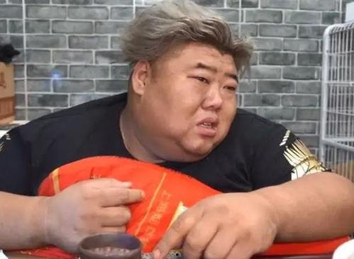 网红胖猴子的教练照片,肌肉线条与毅力并存