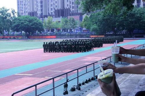 吃瓜群众操场,揭秘校园里的八卦风云