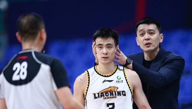 郭艾伦爆料吃饭视频播放,揭秘篮球巨星私下生活瞬间