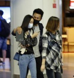 机场明星夫妻,携手亮相引发粉丝尖叫