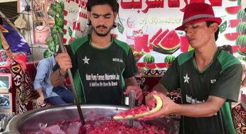 街头两青年吃瓜,揭秘网络热点的背后真相