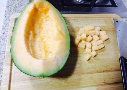 香肠哈密瓜怎么吃,美味碰撞的味蕾盛宴