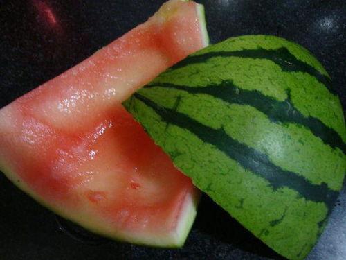 吃瓜同时可以吃鸡蛋吗,美味双享的夏日饮食新风尚