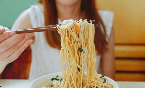 娱乐吃瓜酱吃面条视频